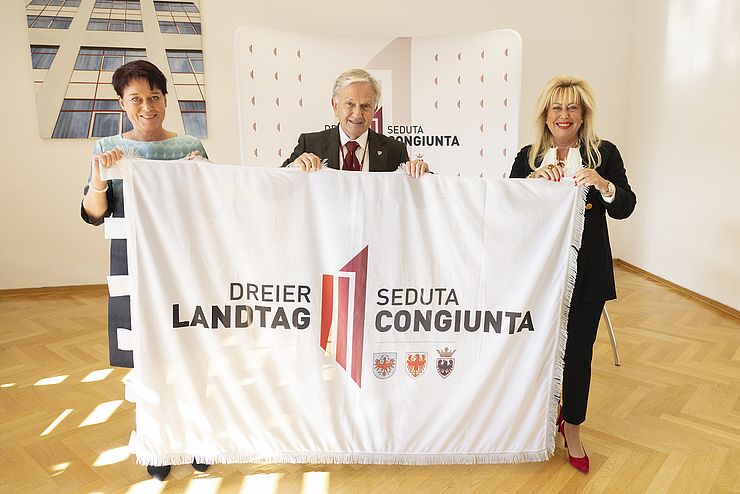 (v.li.) Landtagspräsidentin Sonja Ledl-Rossmann mit ihren AmtskollegInnen Rita Mattei (Südtirol) und Walter Kaslwalder (Trentino)