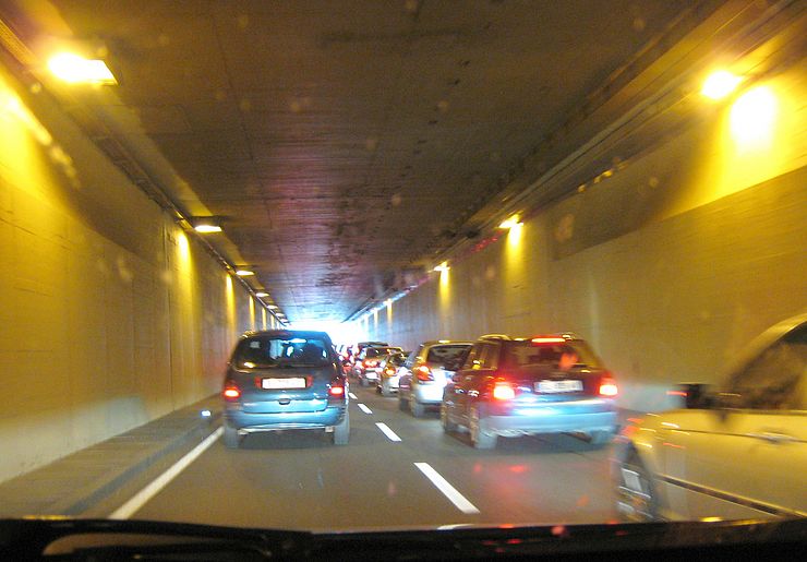 Verkehr im Straßentunnel