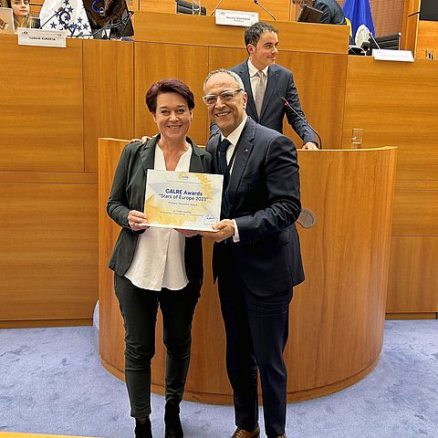 CALRE-Präsident Rachid Madrane überreichte LTPin Sonja Ledl-Rossmann den "Stars of Europe"-Award.