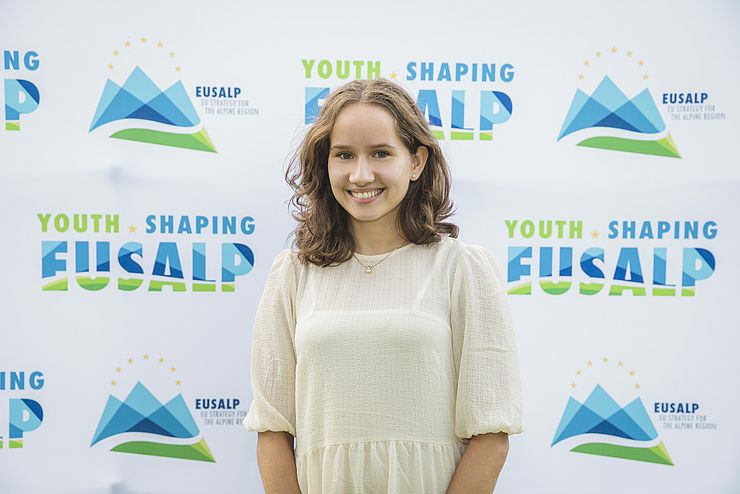 Die 18-jährige Leandra Kreisser vertritt Tirol im EUSALP-Jugendrat und setzt sich dort u.a. für nachhaltige Mobilität im Alpenraum ein.