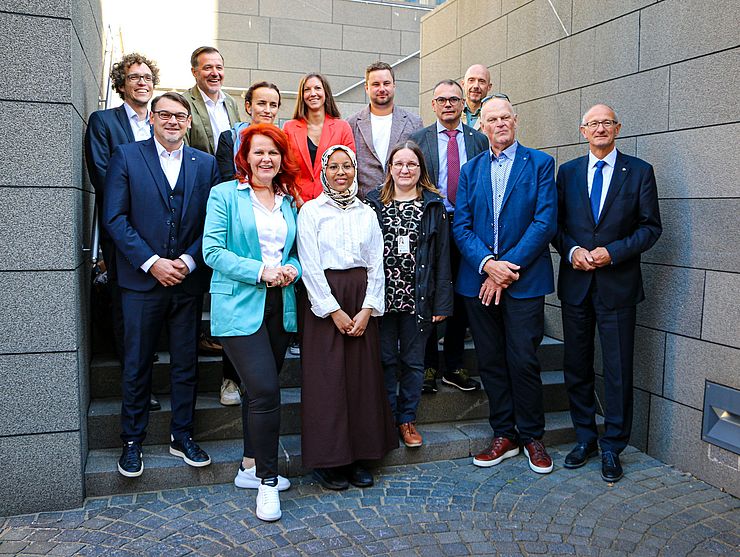 Gruppenfoto der Tiroler Delegation auf einer Stiege.
