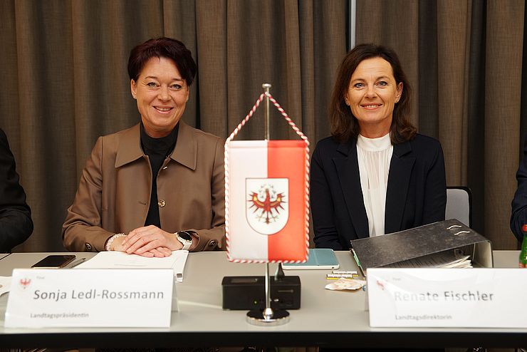 LTPin Sonja Ledl-Rossmann (li.) und Landtagsdirektorin Renate Fischler nahmen für Tirol an der Sitzung teil.