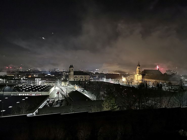 Nachthimmel über Innsbruck mit starkem Rauch