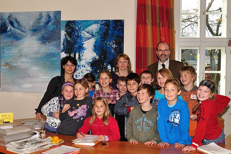 Die Schülerinnen und Schüler mit den Begleitpersonen und der „Bezirkshauptfrau“ Sarah Zaglacher (c) Land Tirol / Rinner