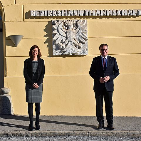 Bezirkshauptfrau Eva Loidhold und Landeshauptmann Günther Platter im Rahmen der offiziellen Vorstellung vor der Bezirkshauptmannschaft Imst.