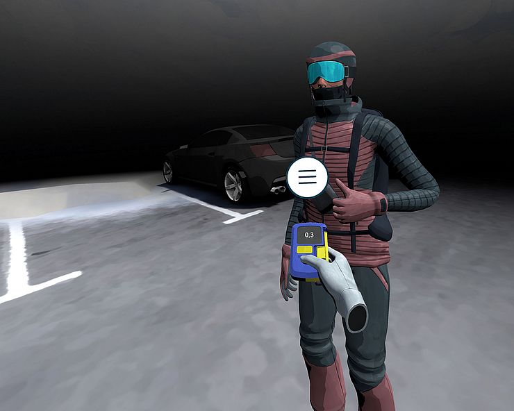Aufnahme der Simulation (aus der Ego-Perspektive): am Parkplatz steht Person mit Skiausrüstung; Hände halten LVS-Gerät fest