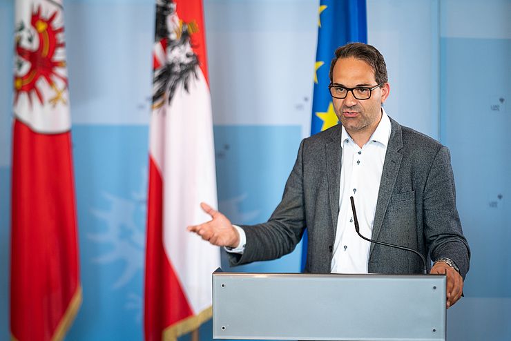 Tirols Wirtschaftskammerpräsident Christoph Walser hob die Bedeutung der Unterstützungsleistungen für UnternehmerInnen unterschiedlicher Betriebsgrößen hervor. 