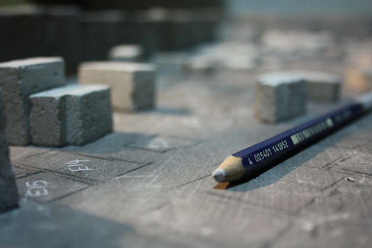 Foto eines Bleistifts auf einem Plan
