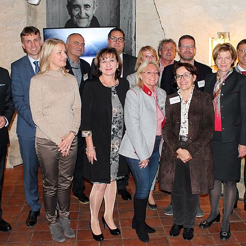 LRin Palfrader (5.v.re.) und Bgmin Oppitz-Plörer (3.v.re.) mit VertreterInnen der Wirtschafts- und Tourismusdelegation beim Empfang für Tschechische Reiseveranstalter und Journalisten.