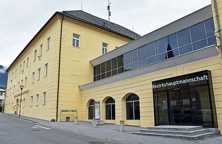 Das Gebäude der Bezirkshauptmannschaft in Imst.
