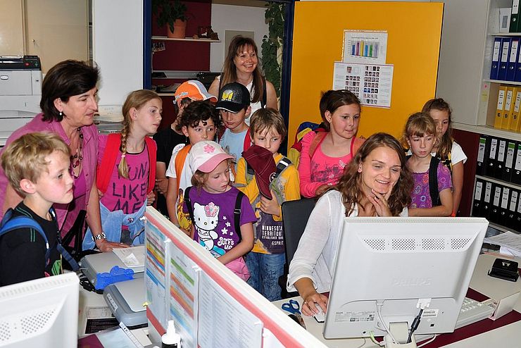 Die Schülerinnen und Schüler beim Besuch im Bürgerservice. (Foto: Land Tirol/Rinner)