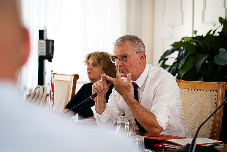 Tirols Rechnungshofdirektor Reinhard Krismer hebt die Bedeutung der Konferenz für ein reibungsloses Zusammenarbeiten der Prüforgane hervor.