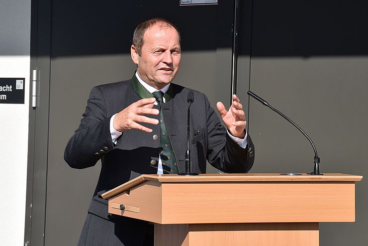 Landeshauptmann-Stellvertreter Josef Geisler bei seiner Rede vor der Schulmetzgerei.