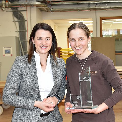 LRin Mair gratulierte Annalena Walder zum „Lehrling des Monats Februar 2024“