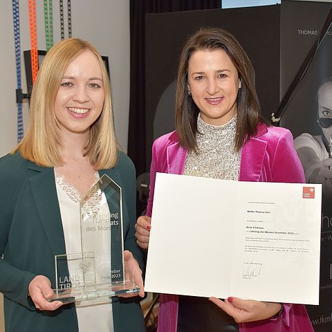 Arbeits- und Jugendlandesrätin Astrid Mair gratulierte Anna Eliskases zum "Lehrling des Monats Dezember 2023".