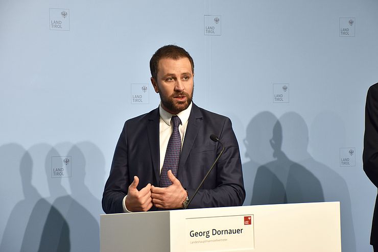 Bild von LHStv Georg Dornauer bei der Pressekonferenz.