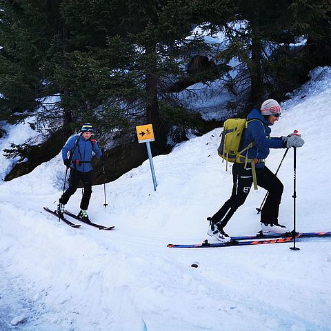 Zwei Skitourengeher im Wald