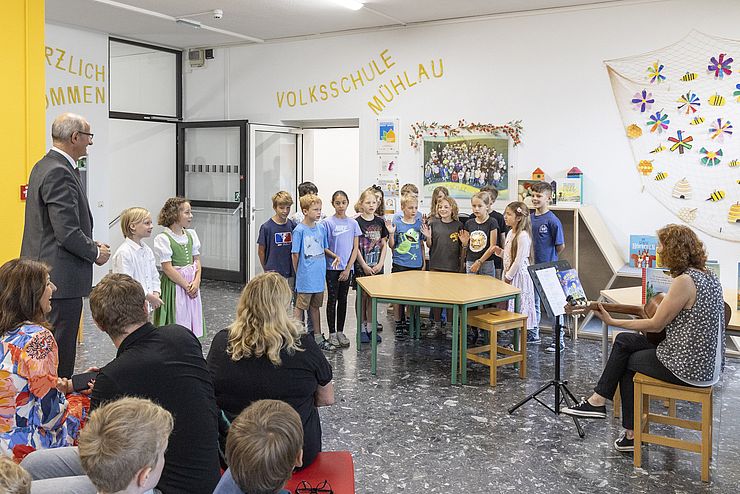 Foto der dritten Schulstufe während sie ein Lied für den Landeshauptmann singen