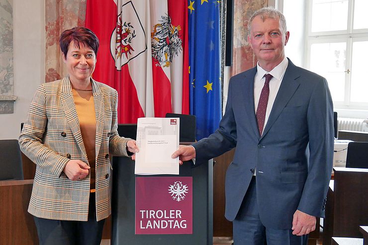 LRH-Direktor Reinhard Krismer übergibt LTPin Sonja Ledl-Rossmann den Tätigkeitsbericht.