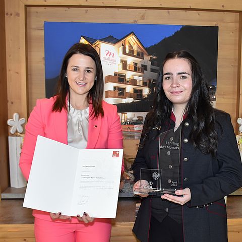 Arbeits- und Jugendlandesrätin Astrid Mair gratulierte Daniela Lenz zur Auszeichnung "Lehrling des Monats April 2024".