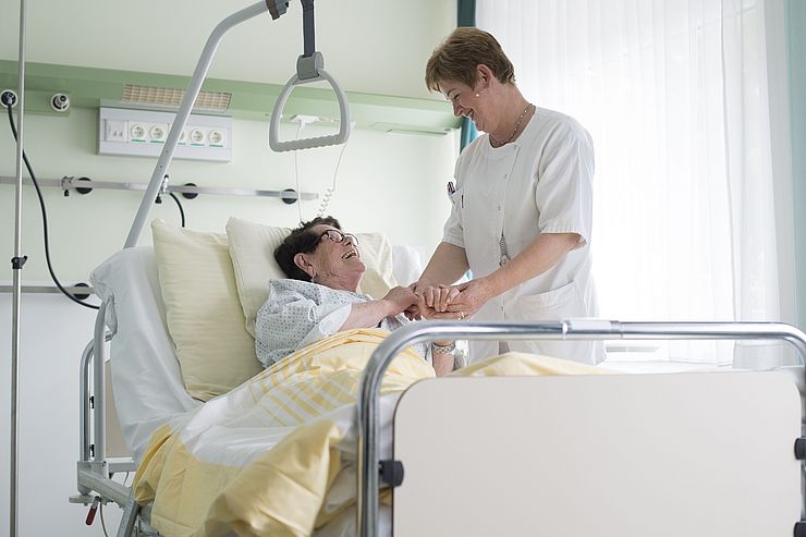 Pflegekraft am Krankenbett