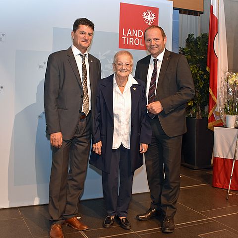 Als eine von 31 FunktionärInnen erhielt Brigitte Schiermayr von der Turnerschaft Innsbruck das Tiroler Sportehrenzeichen. Landeshauptmann-Stellvertreter Josef Geisler (rechts) und Sportvorstand Reinhard Eberl gratulierten der Grande Dame des Badmintonsports. 