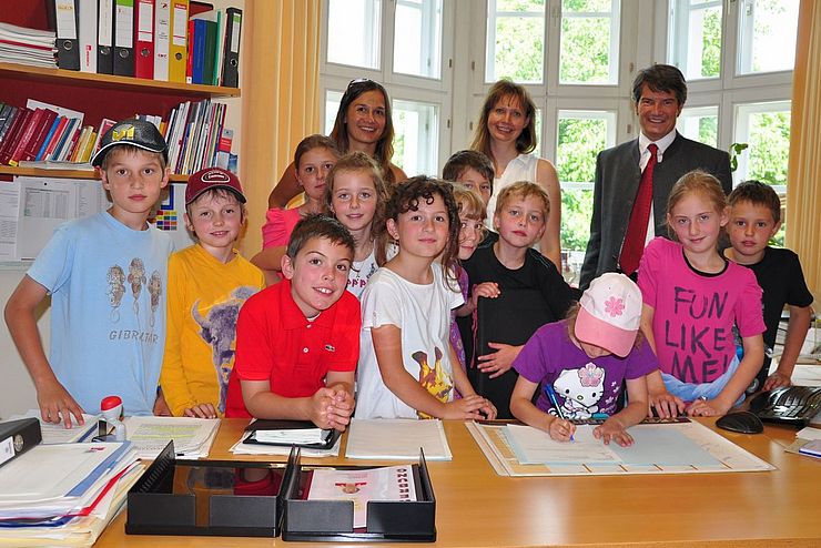 Die Schülerin Selina Knaubert übernahm kurz das Amt der "Bezirkshauptfrau". (Foto: Land Tirol/Rinner)