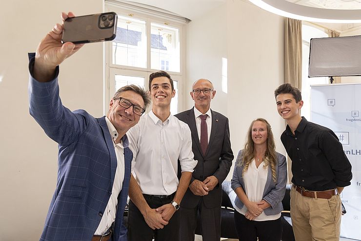 Der Direktor der Schule macht ein Selfie mit dem Landeshauptmann, der Klassenvorständin und zwei Schülern.
