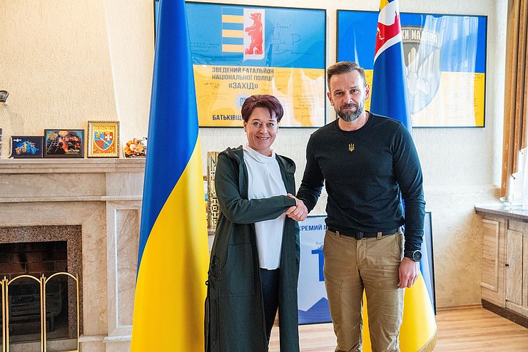 LTPin Ledl-Rossmann und Transkarpatiens Gouverneur Viktor Mykyta bei einem offiziellen Foto.