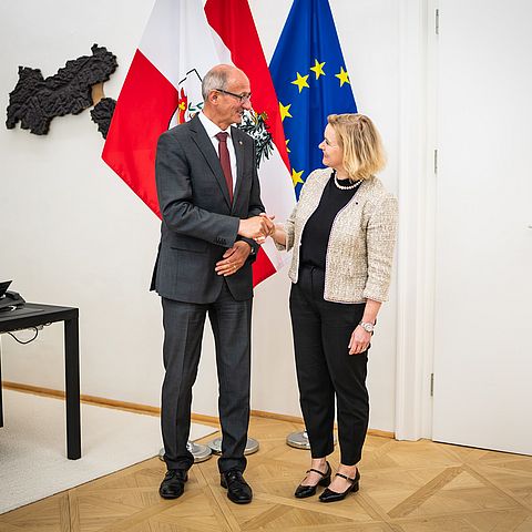 Landeshauptmann Anton Mattle begrüßt die belgische Botschafterin Caroline Vermeulen in seinem Büro.