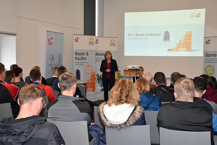 Im Anschluss an die Bürgermeisterkonferenz informierte LRin Palfrader gemeinsam mit ExpertInnen der Wohnbauförderung und der Energie Tirol im Rahmern einer BürgerInnen-Informationsveranstaltung die Neuerungen der Wohnbauförderung. 