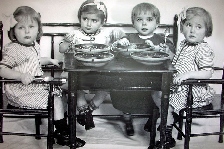 vier Kinder beim Mittagstisch