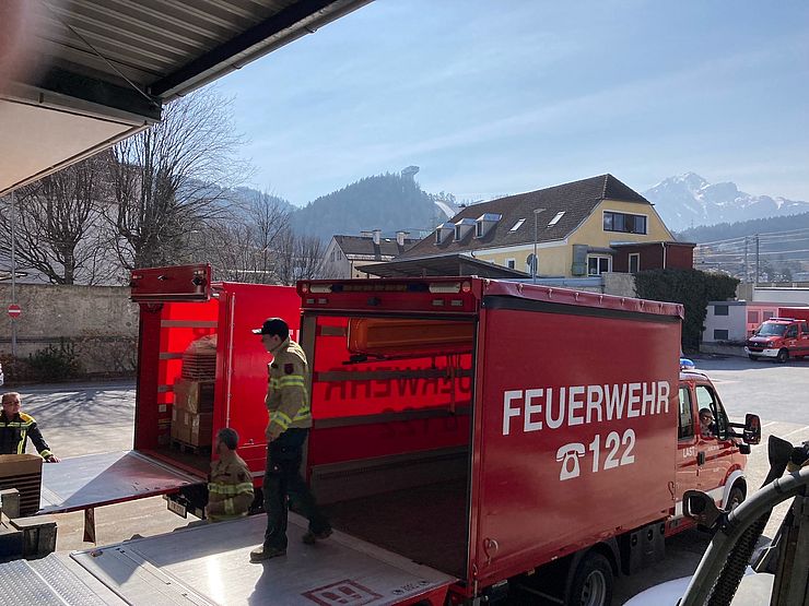 Die Feuerwehren des Landes lieferten bereits gestern Samstag zahlreiche Sachspenden zum Weitertransport nach Innsbruck.