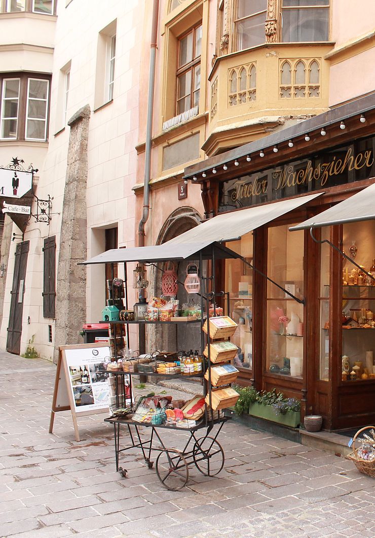 Traditioneller Warenständer in der Altstadt von Innsbruck