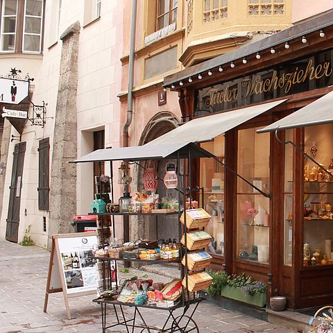 Traditioneller Warenständer in der Altstadt von Innsbruck