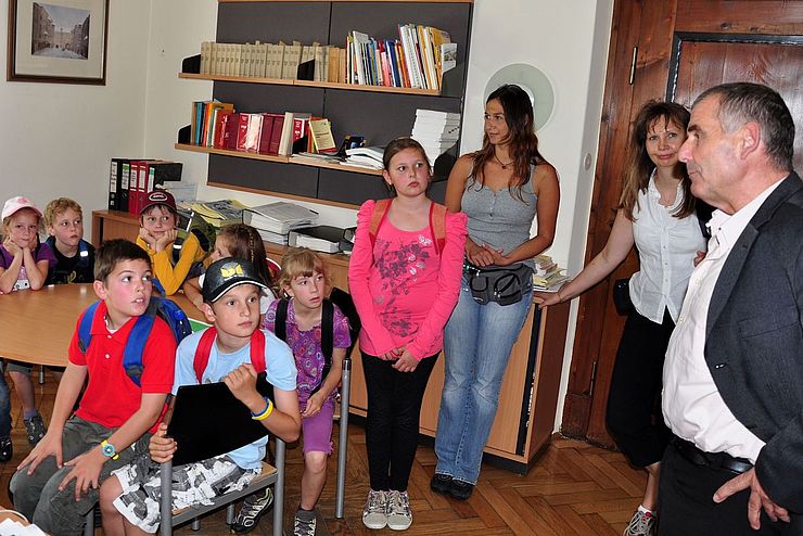 Die Schülerinnen und Schüler beim Besuch im Referat Jugendwohlfahrt. (Foto: Land Tirol/Rinner)