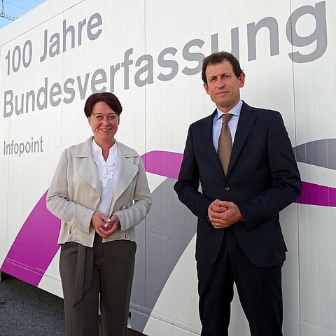 LTPin Sonja Ledl-Rossmann und VfGH-Präsident Christoph Grabenwarter eröffneten die Wanderausstellung "Verfassungsgerichtshof auf Tour", die noch bis Freitag in Innsbruck gastiert.