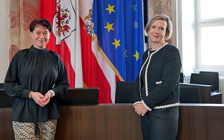 LTPin Sonja Ledl-Rossmann (li.) gratuliert der designierten Landesvolksanwältin Doris Winkler-Hofer zur heutigen Wahl.