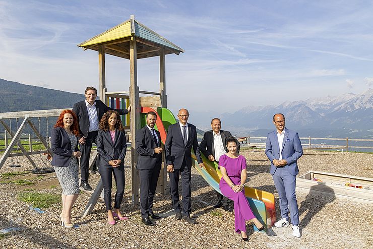 Gruppenbild der Tiroler Landesregierung auf einem Kinderspielplatz