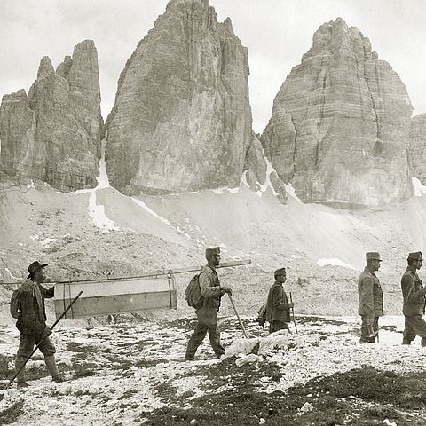 Fotoaufnahme vor Bergkulisse in Südtirol