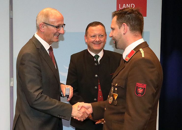 Der Landeshauptmann schüttelt dem Geehrten Hannes Kröll die Hand.