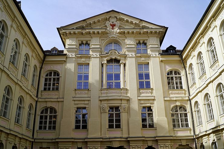 Die barocke Fassade des Alten Landhauses vom Innenhof aus betrachtet.