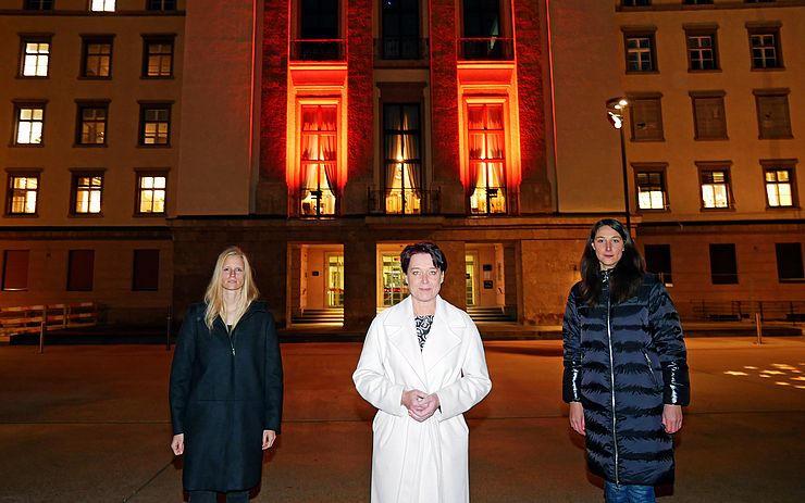 Landtagspräsidentin Sonja Ledl-Rossmann (Mitte) und die beiden Vizepräsidentinnen Sophia Kircher (re.) sowie Stephanie Jicha appellieren, bei Gewalt an Frauen und Mädchen hin- und nicht wegzusehen.