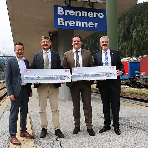 Gruppenfoto am Bahnhof Brenner
