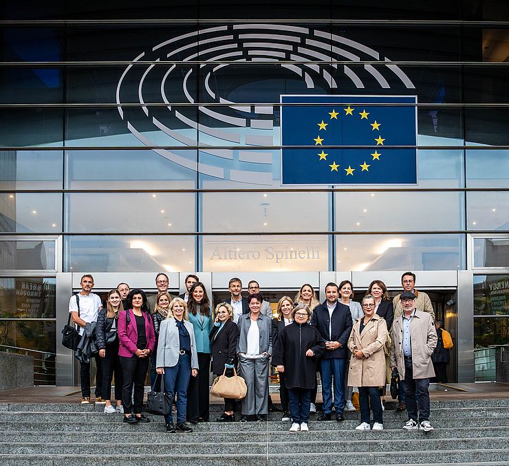 Die Delegation des Europaausschusses vor dem EU-Parlament in Brüssel