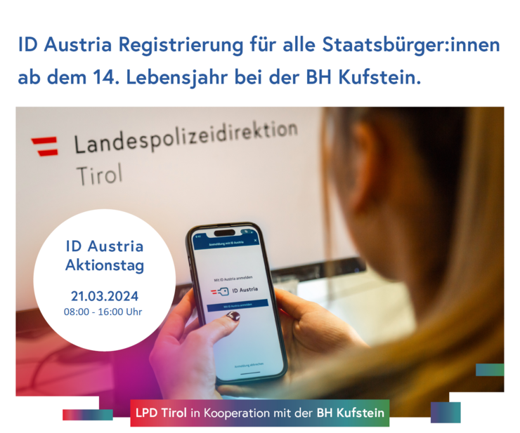 Mensch mit Smartphone bei der ID-Austria Registrierung