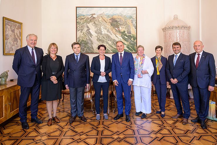 LTPin Ledl-Rossmann (4.v.li.) mit der Delegation der BotschafterInnen der Alpenländer in Österreich.