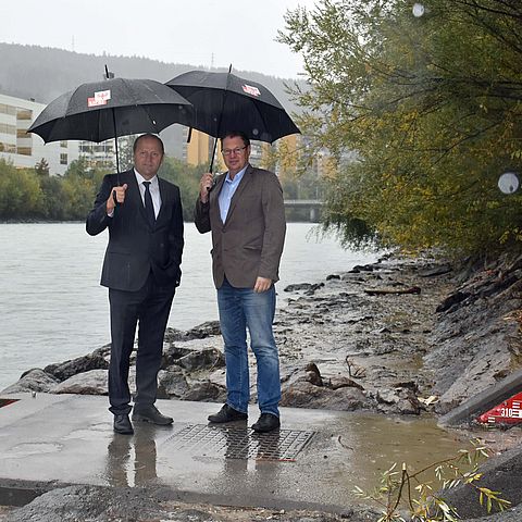 LHStv Josef Geisler und Klaus Niedertscheider, Leiter des Sachgebiets Hydrographie und Hydrologie beim Land Tirol