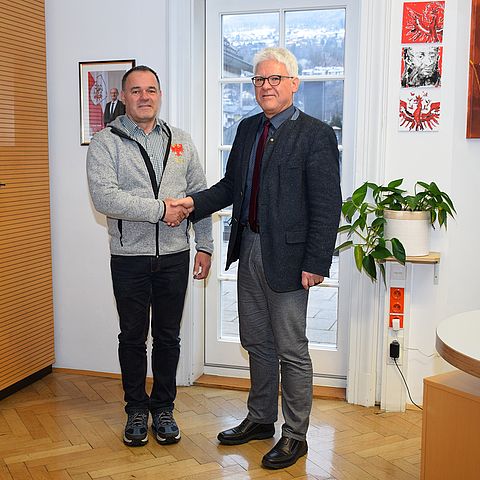 Bürgermeister-Stellvertreter Franz-Josef Errath und BH Siegmund Geiger geben sich die Hand.