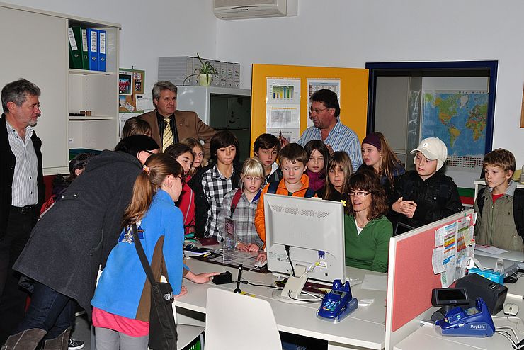 Die Schülerinnen und Schüler durften bei der Produktion eines Reisepasses im Bürgerbüro zusehen und stellten interessante Fragen (c) Land Tirol / Rinner
